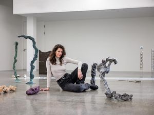 Angelika Loderer lebt und wirkt in Wien und ist bekannt für ihre skulpturalen Arbeiten und Installationen Angelika Loderer lebt und wirkt in Wien und ist bekannt für ihre skulpturalen Arbeiten und Installationen