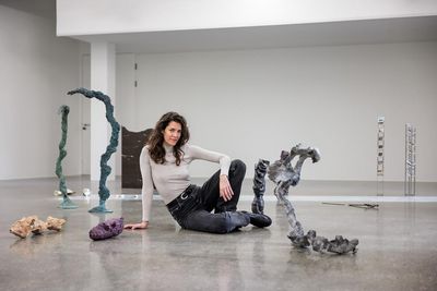 Angelika Loderer lebt und wirkt in Wien und ist bekannt für ihre skulpturalen Arbeiten und Installationen