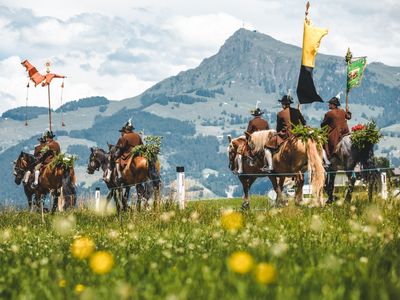 Traditionell: Am 30. Mai beim Brixentaler Antlassritt mit Musikkapelle und Glockengeläut