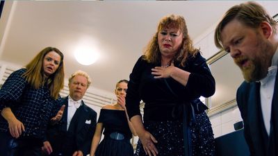 Sigríður (Helga Braga Jónsdóttir) und ihre Kammerorchester-Kolleg:innen finden den außer Gefecht gesetzten Klemens hinter der Bühne