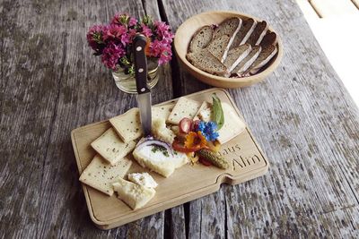 Grau- oder Bergkäse? Am liebsten beide. Nach einer ausgiebigen Wanderung durch Osttirols Bergwelt schmeckt die herzhafte Brettljause besonders gut. Mahlzeit!