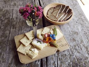 Grau- oder Bergkäse? Am liebsten beide. Nach einer ausgiebigen Wanderung durch Osttirols Bergwelt schmeckt die herzhafte Brettljause besonders gut. Mahlzeit! Grau- oder Bergkäse? Am liebsten beide. Nach einer ausgiebigen Wanderung durch Osttirols Bergwelt schmeckt die herzhafte Brettljause besonders gut. Mahlzeit!