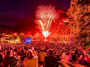 Die Bad Reichenhaller Philharmoniker wollen mit stimmungsvollen Open Airs wie „Thumsee brennt“ alljährlich im Juli ein breites Publikum für Klassik begeistern Die Bad Reichenhaller Philharmoniker wollen mit stimmungsvollen Open Airs wie „Thumsee brennt“ alljährlich im Juli ein breites Publikum für Klassik begeistern