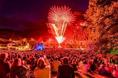 Die Bad Reichenhaller Philharmoniker wollen mit stimmungsvollen Open Airs wie „Thumsee brennt“ alljährlich im Juli ein breites Publikum für Klassik begeistern