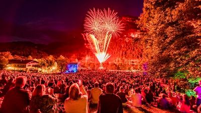 Die Bad Reichenhaller Philharmoniker wollen mit stimmungsvollen Open Airs wie „Thumsee brennt“ alljährlich im Juli ein breites Publikum für Klassik begeistern