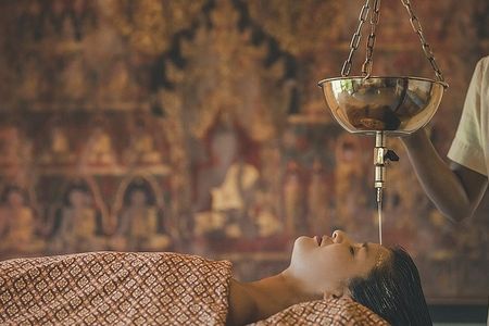 Im Rahmen des neuen Brain Enhancement Program im Kamalaya Koh Samui/Thailand kommt unter anderem die ayurvedische Behandlung Shirodhara zum Einsatz
