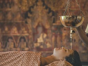 Im Rahmen des neuen Brain Enhancement Program im Kamalaya Koh Samui/Thailand kommt unter anderem die ayurvedische Behandlung Shirodhara zum Einsatz Im Rahmen des neuen Brain Enhancement Program im Kamalaya Koh Samui/Thailand kommt unter anderem die ayurvedische Behandlung Shirodhara zum Einsatz