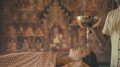 Im Rahmen des neuen Brain Enhancement Program im Kamalaya Koh Samui/Thailand kommt unter anderem die ayurvedische Behandlung Shirodhara zum Einsatz