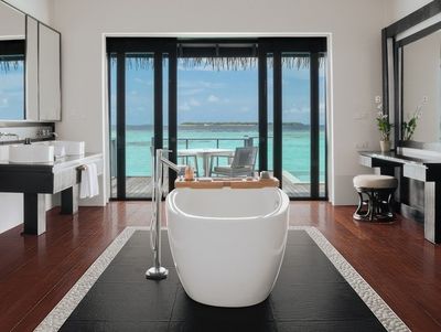 Im Noku Maldives, Vignette Collection stehen Gästen 50 private Strand- und Überwasservillen zur Auswahl