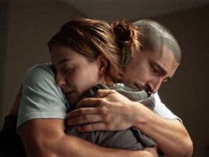 Rose (Marie Bloching) und ihr älterer Bruder Sam (Anton Weil) haben eine enge Beziehung Rose (Marie Bloching) und ihr älterer Bruder Sam (Anton Weil) haben eine enge Beziehung