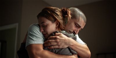 Rose (Marie Bloching) und ihr älterer Bruder Sam (Anton Weil) haben eine enge Beziehung