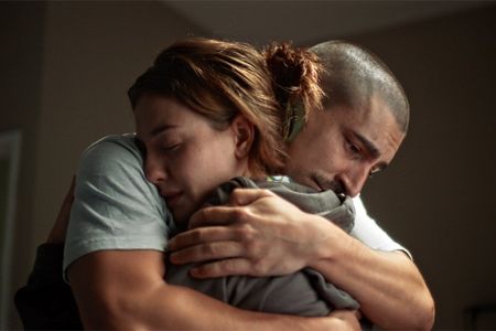 Rose (Marie Bloching) und ihr älterer Bruder Sam (Anton Weil) haben eine enge Beziehung
