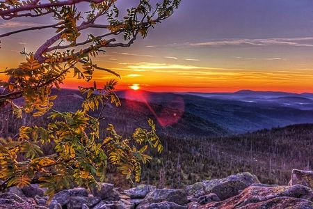 Herbstlicher Goldsteig im Bayerischen Wald: Der Weitblick über das grenzenlose Waldgebirge macht den Bayerischen Wald einzigartig. Wandern, Radfahren und Naturgenießen gehören zu den schönsten Herbsterlebnissen in der farbenprächtigen Waldlandschaft