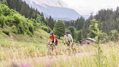 Auf rauen Wegen zu großen Aussichten: Zwischen Almwiesen und Bergpanorama ist das Pinzgau ein Spielplatz für Gravelbike-Abenteuer