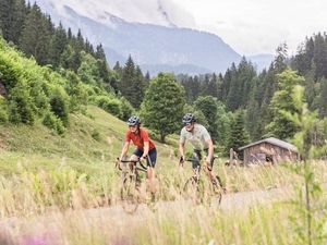 Auf rauen Wegen zu großen Aussichten: Zwischen Almwiesen und Bergpanorama ist das Pinzgau ein Spielplatz für Gravelbike-Abenteuer Auf rauen Wegen zu großen Aussichten: Zwischen Almwiesen und Bergpanorama ist das Pinzgau ein Spielplatz für Gravelbike-Abenteuer