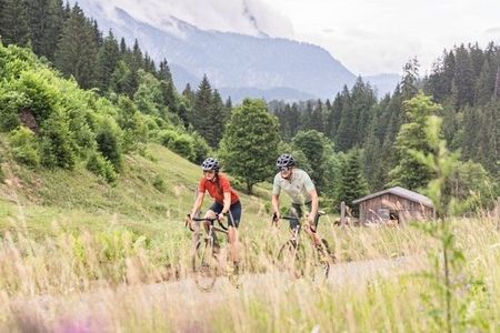 Auf rauen Wegen zu großen Aussichten: Zwischen Almwiesen und Bergpanorama ist das Pinzgau ein Spielplatz für Gravelbike-Abenteuer