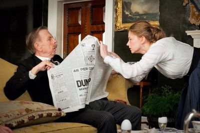Katharine Hilbery (Haley Bennett) und ihr Vater (Timothy Spall) sind selten einer Meinung