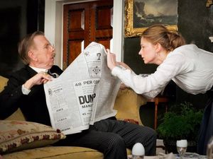 Katharine Hilbery (Haley Bennett) und ihr Vater (Timothy Spall) sind selten einer Meinung Katharine Hilbery (Haley Bennett) und ihr Vater (Timothy Spall) sind selten einer Meinung