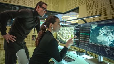 George Woodhouse (Michael Fassbender) und Clarissa Dubose (Marisa Abela) hacken illegal einen Satelliten, um eine Kollegin auszusponieren. Foto: © 2025 Focus Features, LLC.