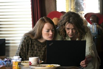 Beim Surfen im Internet geraten Louise (Emma Stone, l.) und ihre Mutter Dawn (Deirdre O’Connell) immer tiefer in den Sog von Verschwörungstheorien