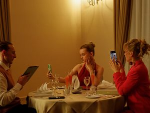 BABYSTAR wirft einen scharfsinnigen Blick auf die Selbstinszenierung BABYSTAR wirft einen scharfsinnigen Blick auf die Selbstinszenierung