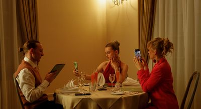 BABYSTAR wirft einen scharfsinnigen Blick auf die Selbstinszenierung