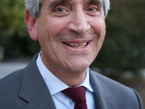 Begrüßt wurden die Gäste – etwa dreißig Unternehmerinnen und Unternehmer -  von Lothar Grünewald, Vorstand von DIE FAMILIENUNTERNEHMER