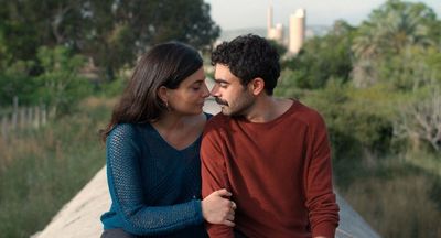 Yasmina (Mounia Akl) und Nino (Hasan Akil) träumen von einem sorgenfreien Leben auf einer einsamen Insel