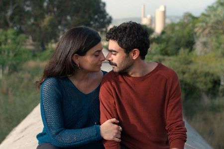 Yasmina (Mounia Akl) und Nino (Hasan Akil) träumen von einem sorgenfreien Leben auf einer einsamen Insel