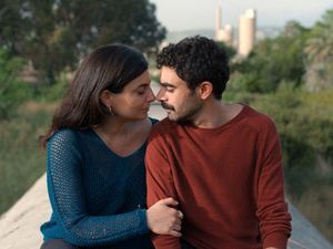 Yasmina (Mounia Akl) und Nino (Hasan Akil) träumen von einem sorgenfreien Leben auf einer einsamen Insel Yasmina (Mounia Akl) und Nino (Hasan Akil) träumen von einem sorgenfreien Leben auf einer einsamen Insel