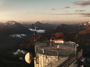 360 Grad Dreitausender auf 2.811 Metern – wer sich den Muskelkater nach dem Aufstieg sparen möchte, fährt gemütlich mit den Arlberger Bergbahnen auf den Gipfel der Valluga 360 Grad Dreitausender auf 2.811 Metern – wer sich den Muskelkater nach dem Aufstieg sparen möchte, fährt gemütlich mit den Arlberger Bergbahnen auf den Gipfel der Valluga