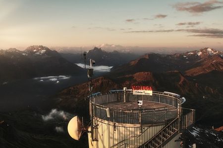 360 Grad Dreitausender auf 2.811 Metern – wer sich den Muskelkater nach dem Aufstieg sparen möchte, fährt gemütlich mit den Arlberger Bergbahnen auf den Gipfel der Valluga