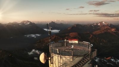 360 Grad Dreitausender auf 2.811 Metern – wer sich den Muskelkater nach dem Aufstieg sparen möchte, fährt gemütlich mit den Arlberger Bergbahnen auf den Gipfel der Valluga