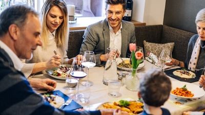 Wenn mehrere Generationen gemeinsam reisen, treffen viele Bedürfnisse aufeinander. Das Südtiroler Hotel Steiner in Leifers verspricht einen harmonischen Familienurlaub – von der Übernachtung bis zum gemeinsamen Abendessen