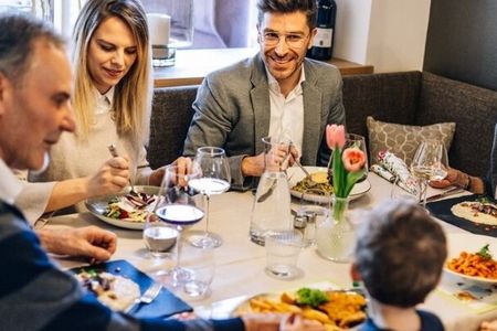 Wenn mehrere Generationen gemeinsam reisen, treffen viele Bedürfnisse aufeinander. Das Südtiroler Hotel Steiner in Leifers verspricht einen harmonischen Familienurlaub – von der Übernachtung bis zum gemeinsamen Abendessen