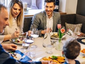 Wenn mehrere Generationen gemeinsam reisen, treffen viele Bedürfnisse aufeinander. Das Südtiroler Hotel Steiner in Leifers verspricht einen harmonischen Familienurlaub – von der Übernachtung bis zum gemeinsamen Abendessen Wenn mehrere Generationen gemeinsam reisen, treffen viele Bedürfnisse aufeinander. Das Südtiroler Hotel Steiner in Leifers verspricht einen harmonischen Familienurlaub – von der Übernachtung bis zum gemeinsamen Abendessen