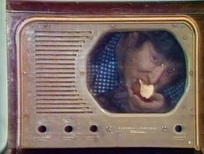 Hauptsache im TV, egal wie: Nam June Paik ist in der Röhre einen Apfel
