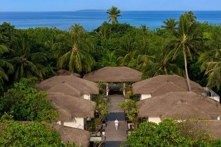 Im Noku Maldives, Vignette Collection stehen Gästen 50 private Strand- und Überwasservillen zur Auswahl