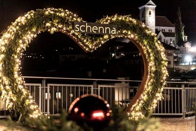 In der Gemeinde bei Meran gilt das weihnachtlich leuchtende Schenna-Herz als beliebtes Fotomotiv zur Vorweihnachtszeit