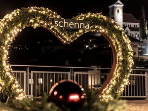 In der Gemeinde bei Meran gilt das weihnachtlich leuchtende Schenna-Herz als beliebtes Fotomotiv zur Vorweihnachtszeit In der Gemeinde bei Meran gilt das weihnachtlich leuchtende Schenna-Herz als beliebtes Fotomotiv zur Vorweihnachtszeit