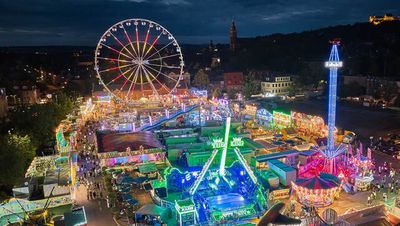 Coburger Lichterzauber: Zum alljährlichen Vogelschießen erstrahlt die Vestestadt nicht nur zum großen Eröffnungsfeuerwerk. Vom 26. Juli bis 4. August setzt das älteste und größte Volksfest bunte Akzente auf dem Ketschenanger