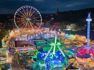 Coburger Lichterzauber: Zum alljährlichen Vogelschießen erstrahlt die Vestestadt nicht nur zum großen Eröffnungsfeuerwerk. Vom 26. Juli bis 4. August setzt das älteste und größte Volksfest bunte Akzente auf dem Ketschenanger Coburger Lichterzauber: Zum alljährlichen Vogelschießen erstrahlt die Vestestadt nicht nur zum großen Eröffnungsfeuerwerk. Vom 26. Juli bis 4. August setzt das älteste und größte Volksfest bunte Akzente auf dem Ketschenanger