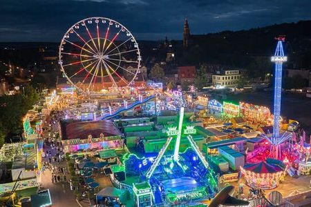 Coburger Lichterzauber: Zum alljährlichen Vogelschießen erstrahlt die Vestestadt nicht nur zum großen Eröffnungsfeuerwerk. Vom 26. Juli bis 4. August setzt das älteste und größte Volksfest bunte Akzente auf dem Ketschenanger