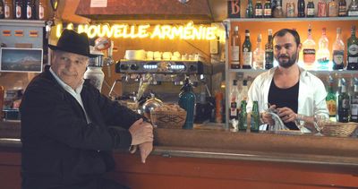 Rosas Bruder Tonio (Gérard Meylan) besucht regelmäßig die Bar von Rosas Sohn Sarkis (Robinson Stévenin), in der sich viele armenisch-stämmige Franzosen treffen