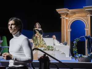  Lennart Preining in der Rolle des jungen Édouard Louis, Eva Mattes als dessen Mutter Monique Bellegueule und Adi Hrustemović als Vater