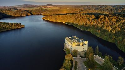 Schloss Orlík thront über der Moldau – einst Sommerresidenz der Schwarzenbergs, heute ein märchenhafter Blickfang im Süden Tschechiens und Geheimtipp für Kultur- und Naturfans