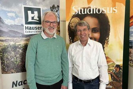 Zwei Münchner Traditionsunternehmen gehen zusammen in die Zukunft – Hauser Exkursionen mit Geschäftsführer Manfred Häupl (links) gehört ab sofort zur Unternehmensgruppe Studiosus um Geschäftsführer Peter-Mario Kubsch