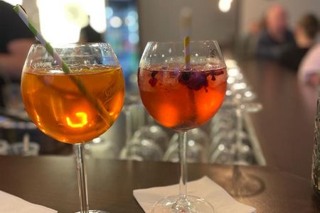 Die 71 Studio Bar serviert Cocktails mit Live-Musik