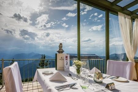 Im original erhaltenen Art-déco-Restaurant auf dem Bad Reichenhaller Hausberg Predigtstuhl gibt es freitags ein Vier-Gänge-Menü mit Gipfelblick