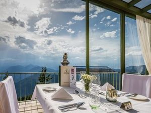 Im original erhaltenen Art-déco-Restaurant auf dem Bad Reichenhaller Hausberg Predigtstuhl gibt es freitags ein Vier-Gänge-Menü mit Gipfelblick Im original erhaltenen Art-déco-Restaurant auf dem Bad Reichenhaller Hausberg Predigtstuhl gibt es freitags ein Vier-Gänge-Menü mit Gipfelblick